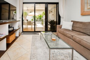 Smart TV, DVD player, books - ** PRIVATE POOL & YARD in Luxury Gold Coast Villa!** (Malmok)