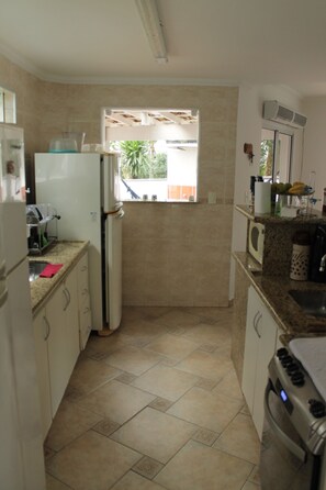 Fridge, microwave, oven, stovetop - House rental in Toque Toque Grande - São Sebastião (North Coast of SP) (São Sebastião)