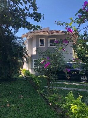 Property grounds - House rental in Toque Toque Grande - São Sebastião (North Coast of SP) (São Sebastião)