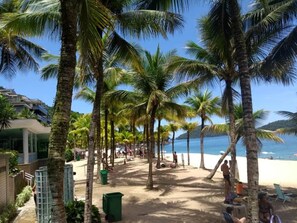 Plage, chaises longues