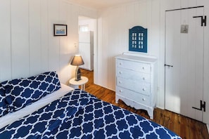 2 bedrooms, iron/ironing board, WiFi, bed sheets - Across from Mayo Beach walk to downtown! (Wellfleet)