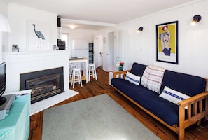 TV, offices - Across from Mayo Beach walk to downtown! (Wellfleet)