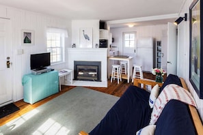 TV, offices - Across from Mayo Beach walk to downtown! (Wellfleet)