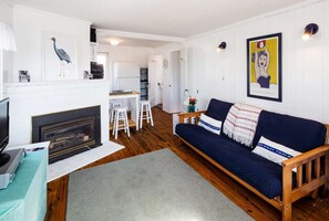 テレビ、暖炉、書斎 / ワークスペース