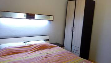 3 slaapkamers, een strijkplank/strijkijzer, wifi, beddengoed