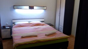 3 bedrooms, iron/ironing board, WiFi, bed sheets - Rooms in Baosici in house  (Baosici)