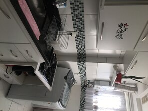 Kühlschrank, Mikrowelle, Herdplatte, Wasserkocher mit Kaffee-/Teezubehör