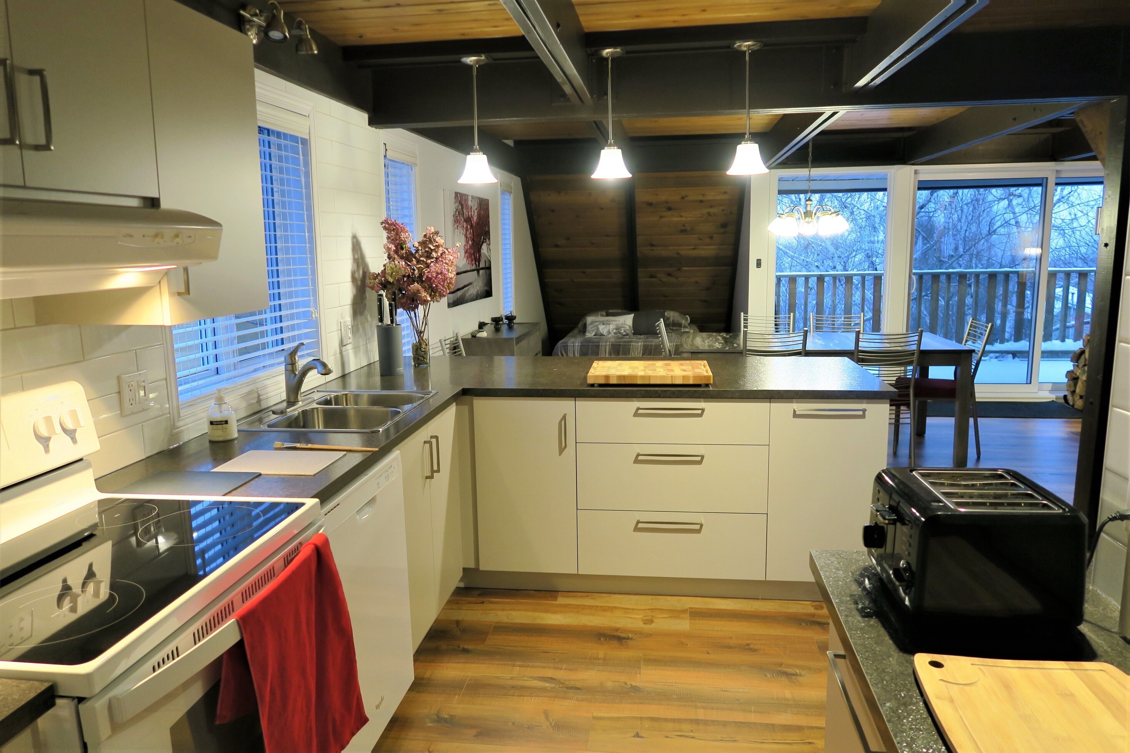 冷蔵庫、電子レンジ、オーブン、コンロ