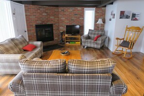 Smart TV, fireplace, DVD player, books