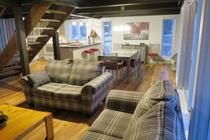 Smart TV, fireplace, DVD player, books