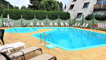 Una piscina cubierta, una piscina al aire libre