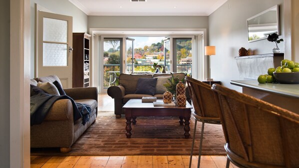 Televisión, chimenea, reproductor de DVD y juguetes 