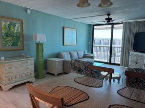 Téléviseur connecté, lecteur de DVD, jouets, livres