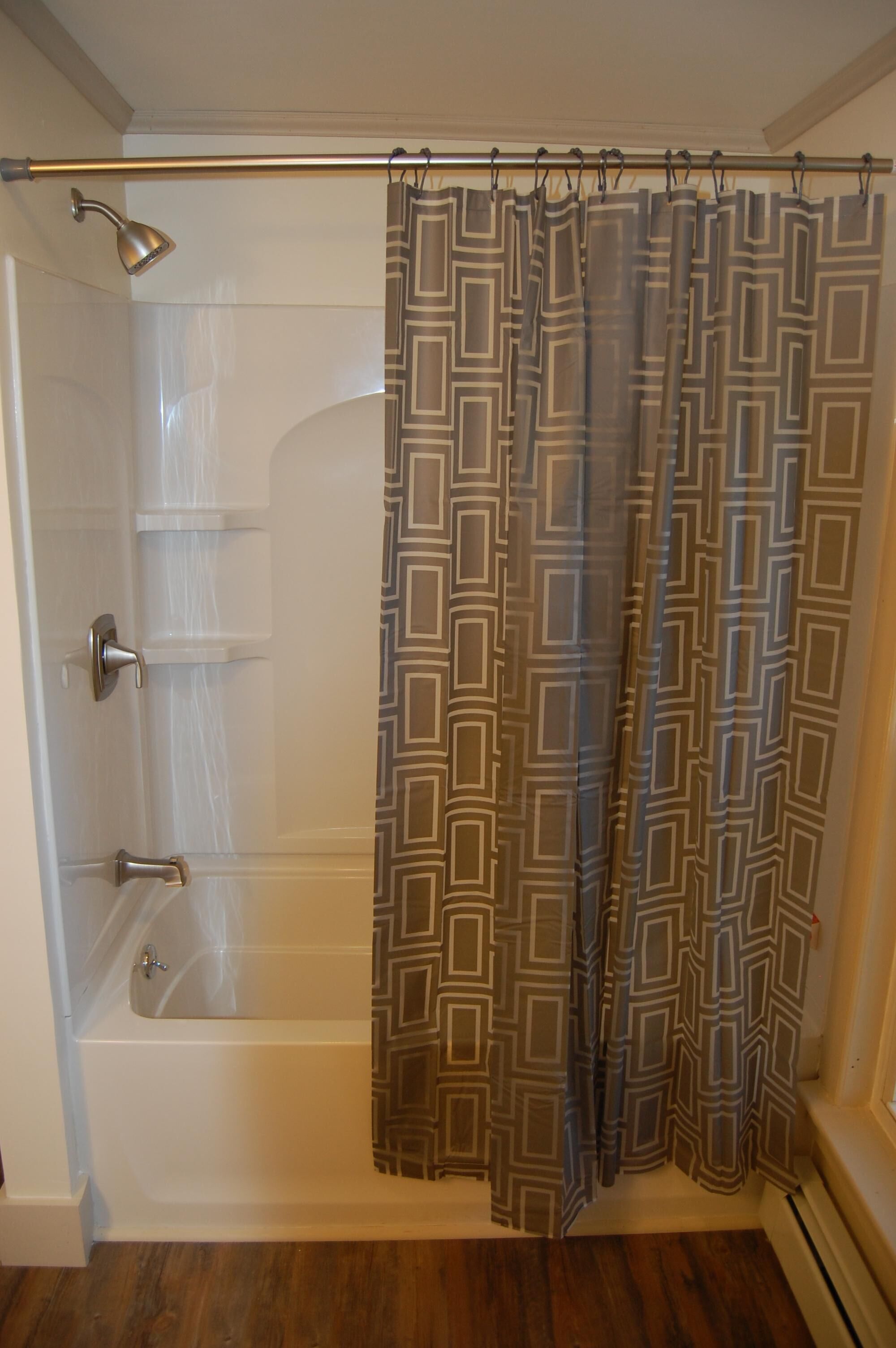 Douche, sèche-cheveux, serviettes fournies, savon
