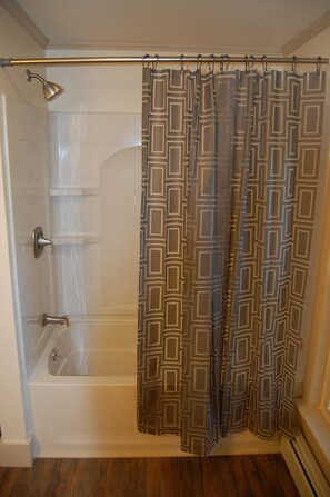 Douche, sèche-cheveux, serviettes fournies, savon