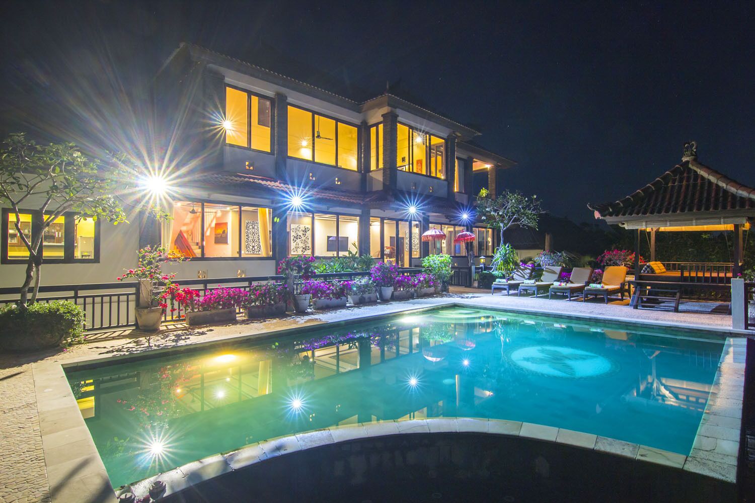 Una piscina al aire libre