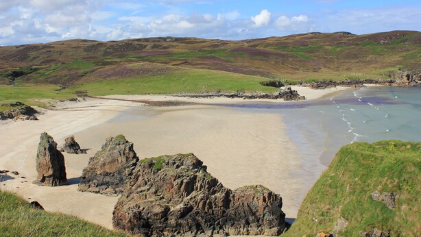 A coastal landscape with a sandy beach, rocky outcrops, and rolling hills. - An Airigh  - within walking distance from Stornoway (Stornoway, Isle of Lewis, Scotland)