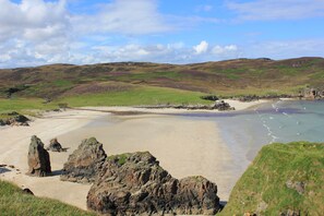 A coastal landscape with a sandy beach, rocky outcrops, and rolling hills. - An Airigh  - within walking distance from Stornoway (Stornoway, Isle of Lewis, Scotland)