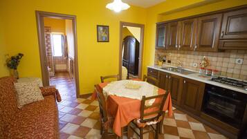 Kühlschrank, Ofen, Herdplatte, Wasserkocher mit Kaffee-/Teezubehör