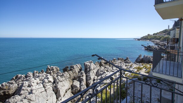 Une vue sur la côte, avec un paysage rocheux et un ciel bleu dégagé.