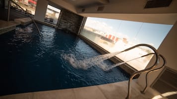 Piscine couverte, parasols de plage