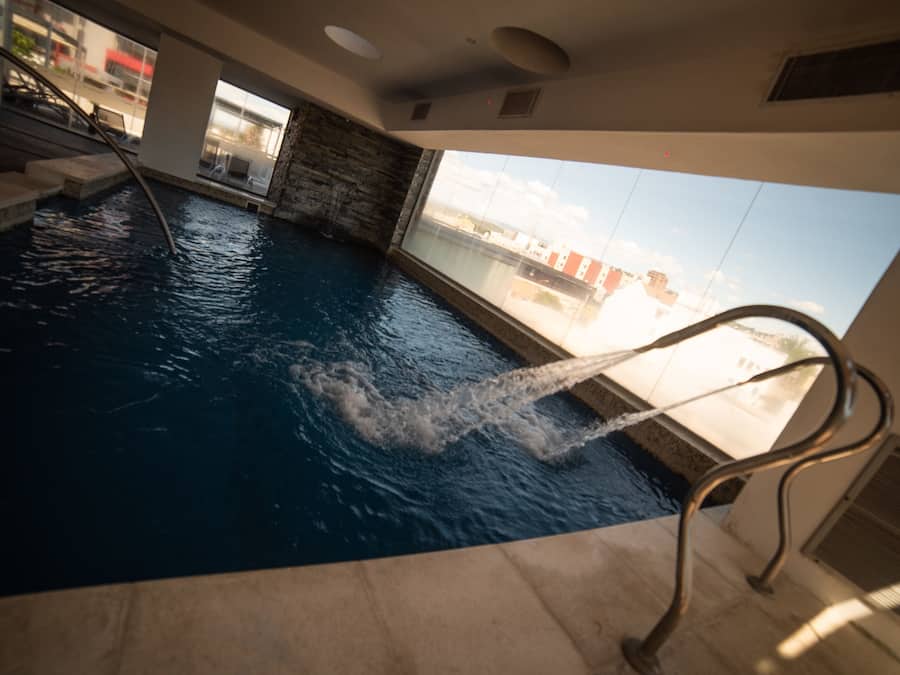 Piscine couverte, parasols de plage