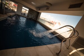 Indoor pool, open 1:30 PM to 8:30 PM, pool umbrellas - Hotel Estilo MB (Villa Carlos Paz)