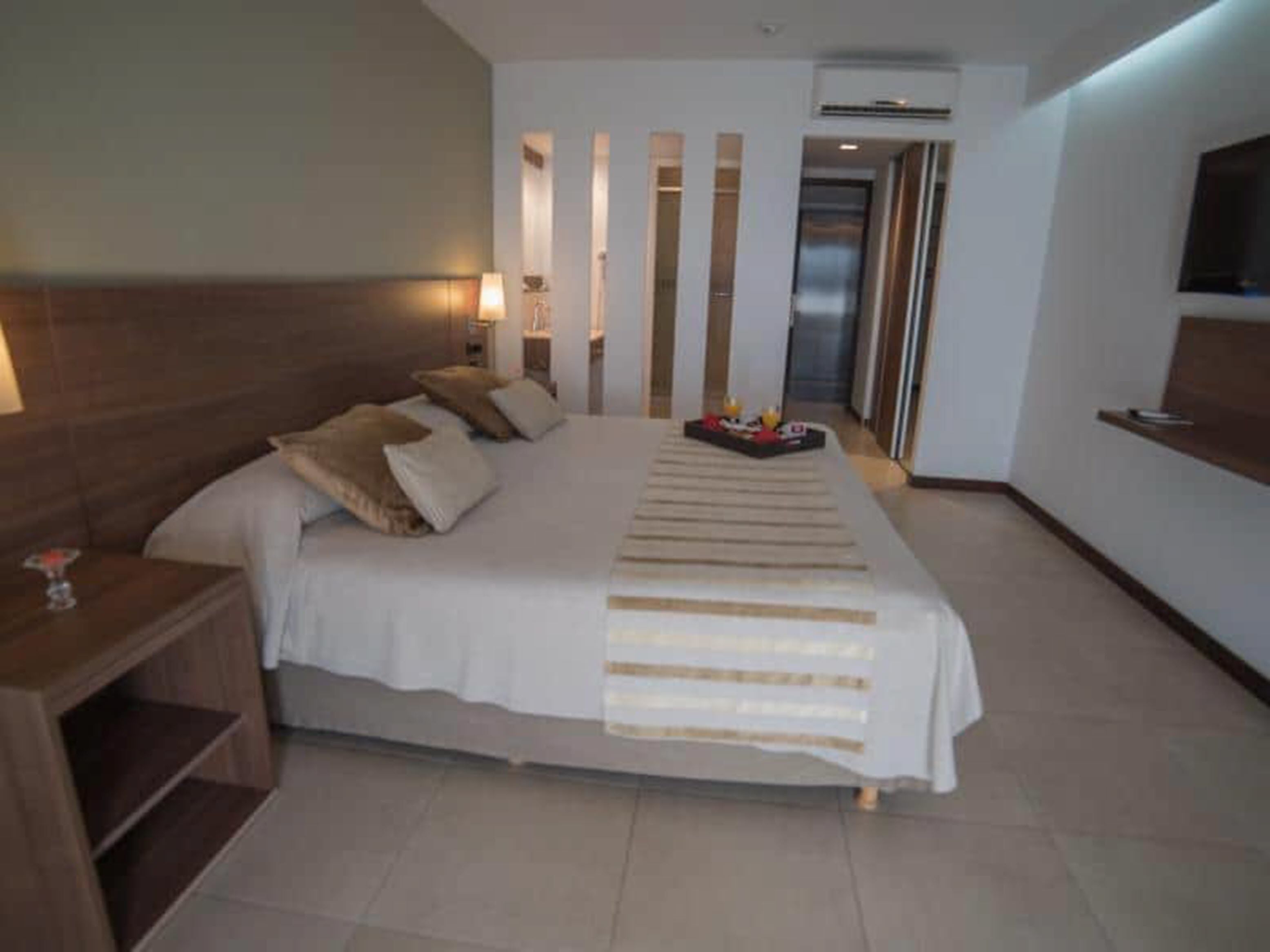 Sábanas de algodón egipcio, ropa de cama de alta calidad y minibar 