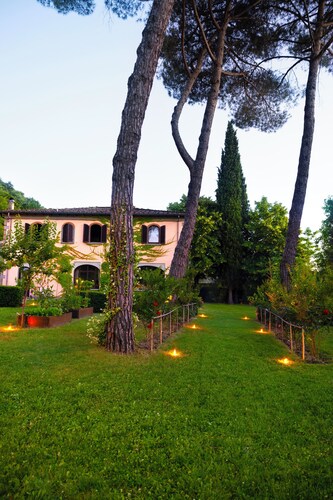 Huvila 10 km:n päässä Arezzoista, oma uima-allas ja puutarha.