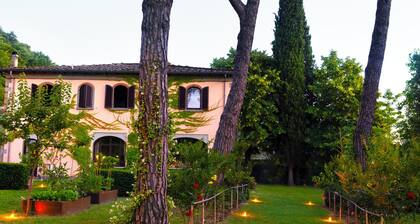 Huvila 10 km:n päässä Arezzoista, oma uima-allas ja puutarha.