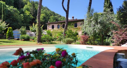Villa 10 km from Arezzo, private pool and gardens. Shops and amenities nearby