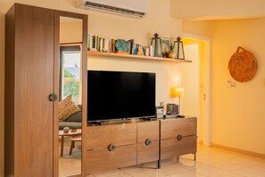 Una Smart TV, un reproductor de DVD, libros, una videoteca