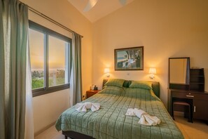 3 chambres, fer et planche à repasser, lit de bébé portatif
