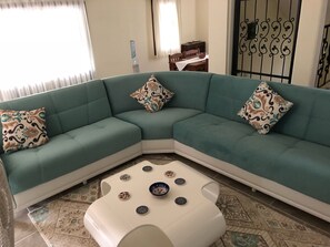 Smart-TV, Kamin, DVD-Player, Bücher