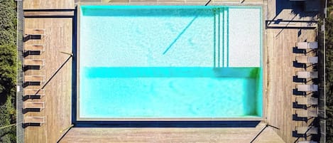 Una piscina cubierta, una piscina climatizada