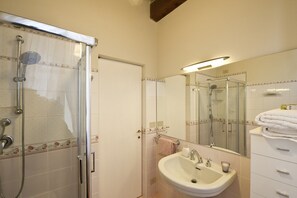 Shower, hair dryer, bidet, towels - Lucca Holiday Rental Apartment  in the historical medieval old town (LUCCA)