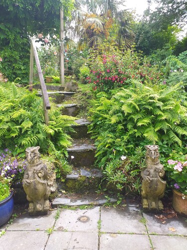 Merkkimökki kauniilla, suojaisella puutarhalla