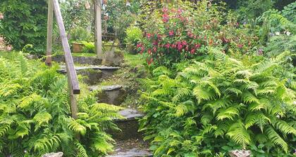 Merkkimökki kauniilla, suojaisella puutarhalla