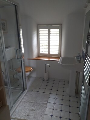 Douche, serviettes fournies, savon, papier de toilette