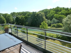 Outdoor dining - * Apartment 4 100 m2 very bright with stunning views near Strasbourg (Souffelweyersheim)