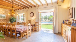 Un'ampia sala da pranzo con mobili in legno e un'ampia finestra.