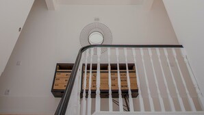 Una escalera con tragaluces que conduce a un techo circular.