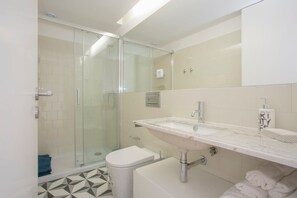 Shower, hair dryer, towels