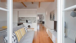 Un interior moderno con cocina, comedor y sala de estar.