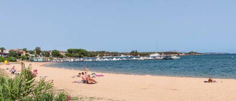 Una spiaggia nelle vicinanze