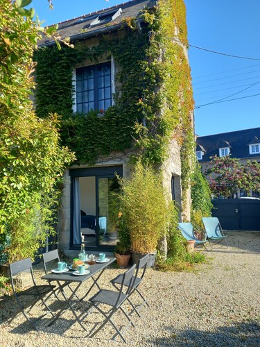 Maison en pierre. 4 ch, 5 lits, 2 sdb. Centre-bourg, plage à 150 m. Jardin clos
