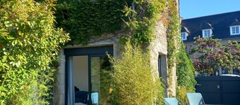 Stone house. 4 bedrooms, 5 beds, 2 bathrooms. Village center, beach 150 m away. Enclosed garden