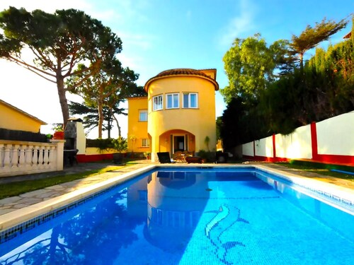 House with swimming and sea views-20 min Barcelona