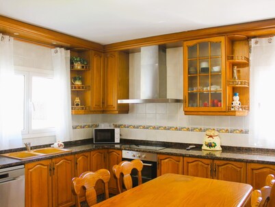 House with swimming and sea views-20 min Barcelona