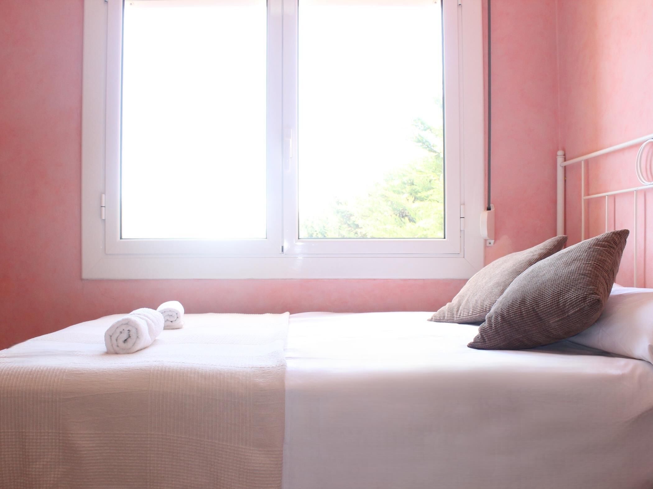 5 bedrooms, iron/ironing board, internet, bed sheets